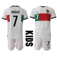 Camisa de time de futebol Portugal Cristiano Ronaldo #7 Replicas 2º Equipamento Infantil Mundo 2022 Manga Curta (+ Calças curtas)